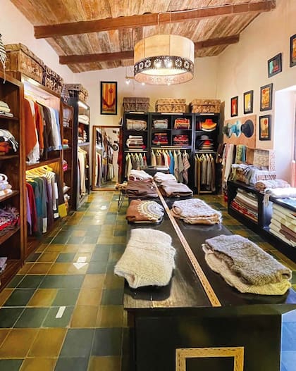 Llama Negra, la esquina de los textiles andinos en Purmamarca.