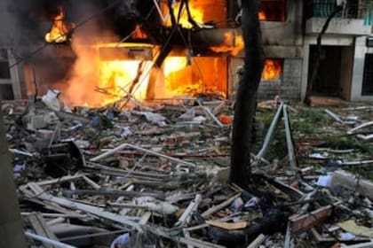 Llamas y escombros en la mañana del 6 agosto de 2013