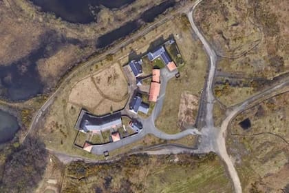 Llandarcy incluso tiene una red vial inconclusa, lo que lo convierte en un pueblo desconectado