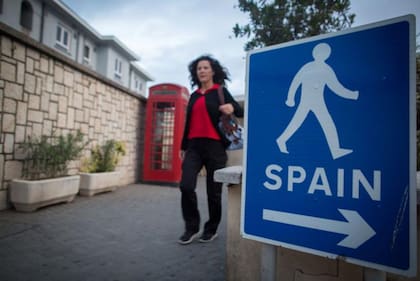 Llanito: la particular mezcla de español e inglés que se habla en Gibraltar (y por qué sus hablantes dicen que no es un espanglish común)