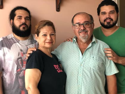 Llanos formó una familia en Ecuador; vive en Cuenca