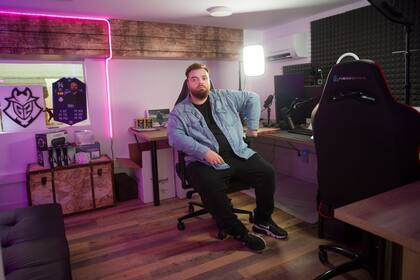 Llanos transmite sus videos y entrevistas desde el sótano de su casa, cerca de Barcelona. A veces, los jugadores estrella aparecen para visitarlo