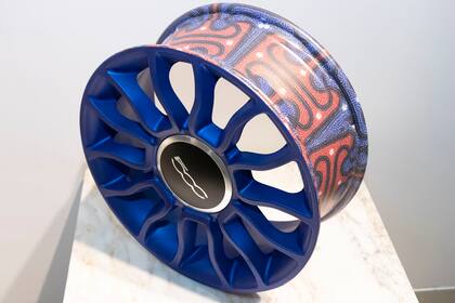 Llanta intervenida por la artista Karina El Azem, a partir de un patrón de cuentas de vidrio.