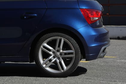 Los neumáticos de perfil bajo se recomiendan para autos deportivos