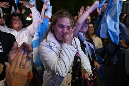 Llantos de alegría tras conocerse los resultados entre los seguidores del Partido Nacional