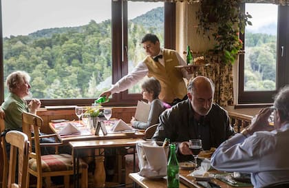 El luminoso salón del ala Bustillo del Llao Llao, frente al lago Nahuel Huapi.