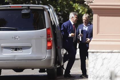 Llaryora llega a la reunión en la Casa Rosada