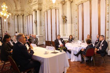 Llaryora respondió preguntas del auditorio