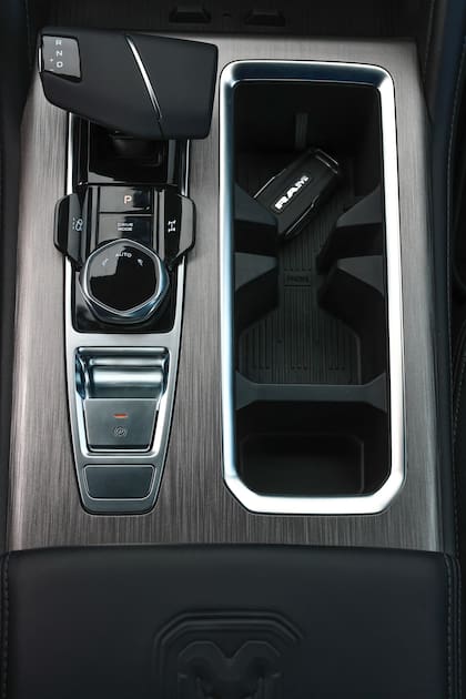 Llave Smart Key con un sistema de tracción con modos 4AUTO, 2H y 4L con reductora 4:1.