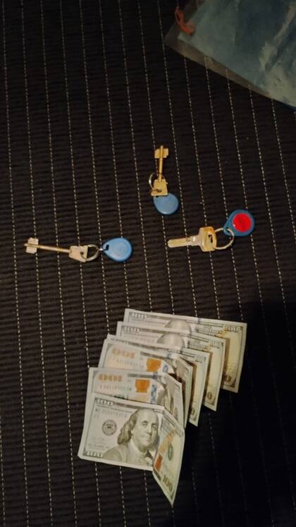 Llaves, pesos y dólares fueron encontrados en la casa donde fue detenido el acusado de 18 años.