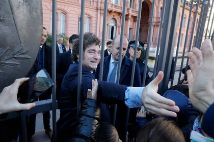 Llega a casa de gobierno del presidente Javier Milei , quien se bajo del auto para saludar a los niños de escuela que estaban en la Plaza de Mayo
