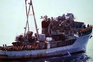 El buque impactado por un misil que regresó a continente sin puente de comando pero con la bandera de guerra en lo más alto