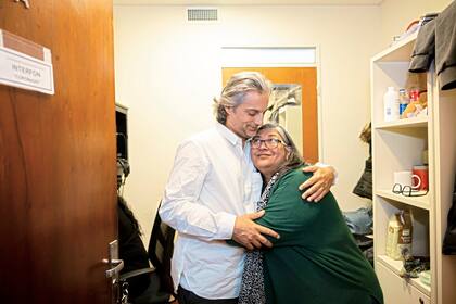 Llega Ana María Converti, coordinadora de escenarios del Teatro San Martín. "Ella es mi ángel de la guarda", dice el actor, a modo de presentación. "Antes lo fue de Alfredo. Ahora la heredé yo"