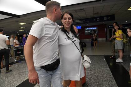Llegada a Ezeiza de las mujeres embarazadas rusas