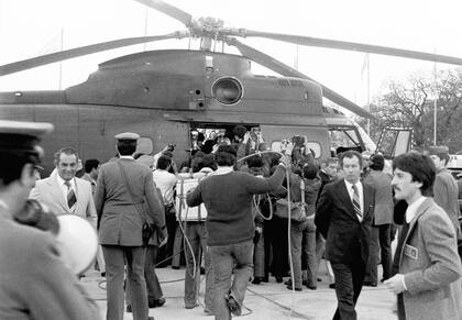 Llegada a la Rosada en helicóptero; Maradona baja con la Copa; abajo ya se encuentra el flamante presidente de la AFA, Julio Grondona, que consiguió su primer título mundial apenas cinco meses después de su asunción