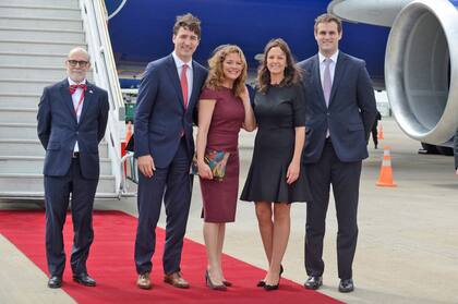 Justin y Sophie Trudeau, junto a la ministra Carolina Stanley