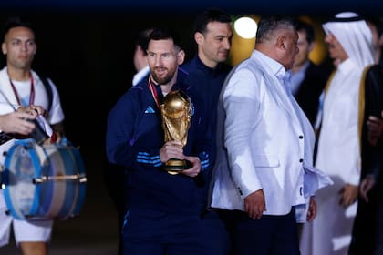 Llegada de los Campeones del mundo Qatar 2022, con la copa del Mundo; Lionel Messi, Scaloni y plantel completo