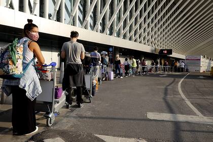 Llegada de pasajeros provenientes de San Pablo, Brasil, al aeropuerto internacional de Ezeiza