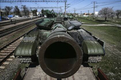Llegada de tanques T-72 del ejército ruso a bordo de trenes a la estación de ferrocarril de Gvardeyskoe cerca de Simferópol, en Crimea