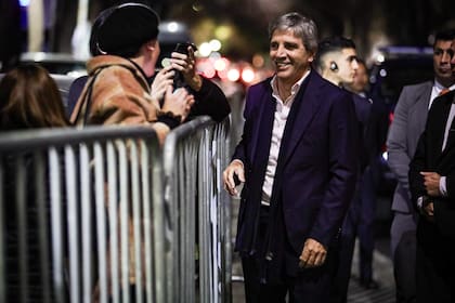 LLegada de Toto Caputo.
Milei va al streaming de Fantino en Neura.