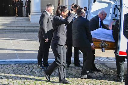 Llegada del féretro de Alejandra Oliveras a la Legislatura de Santa Fe