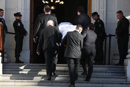 Llegada del féretro de Alejandra Oliveras a la Legislatura de Santa Fe