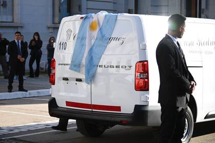 Llegada del féretro de Alejandra Oliveras a la Legislatura de Santa Fe