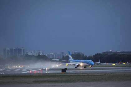 Llegada del primer avión a Aeroparque luego de su remodelacion.