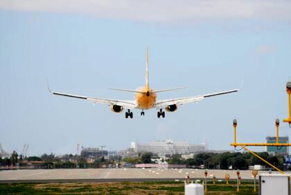 Un vuelo de Flybondi llega a Aeroparque