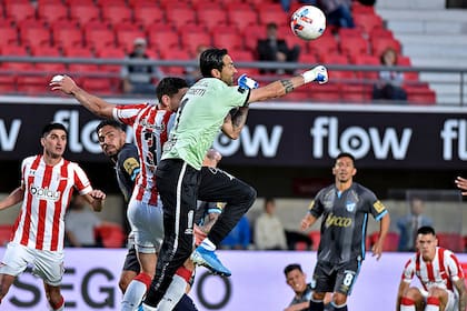Llegada sobre el arco del Decano; Lucchetti salta en lo alto para despejar
