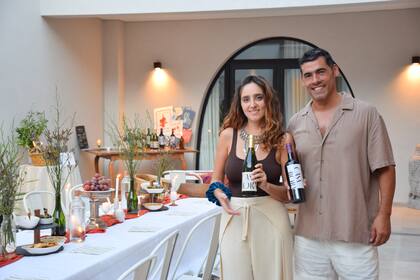 “Llegamos a recorrer más de 40 países y conocimos más de 100 ciudades de todo el mundo, y siempre fantaseamos con tener un lindo hotel para recibir gente”, relata la pareja en la puerta de su flamante hotel.