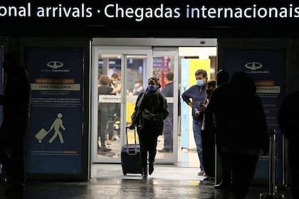 En Ezeiza, los pasajeros deben someterse a un test de antígenos 