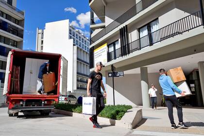 En las dos manzanas habilitadas hay un movimiento incesante de mudanza, aunque también cierta soledad; los edificios se van poblando de vecinos en forma progresiva