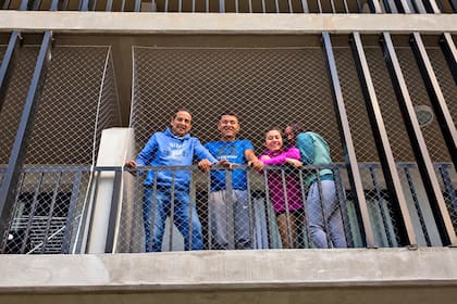 Las familias van llegando al barrio y se adaptan a la soledad de las calles a la espera; esperan que lleguen nuevos vecinos y, sobre todo, los comercios y todos los servicios