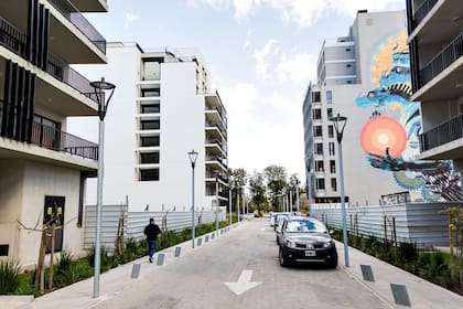 Los cercos separan los espacios públicos donde hay plazas o parques; serán habilitados en forma progresiva