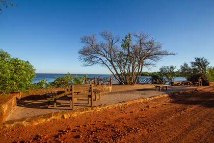 Llegando al pueblo por Paso Picada hay varios descansos y miradores para sacar tus mejores fotos del atardecer mientras bandadas de Mbiguas pasan rozando el agua de la laguna. Se colocaron mesas de piedra laja para q traigas tu picnic.