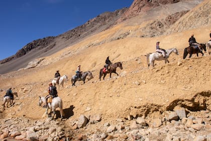 Llegar a caballo al avión de los uruguayos es una gran experiencia.