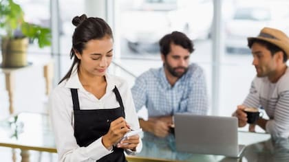 Llegar a un agotamiento laboral puede hacer que los jóvenes acepten otros trabajos alejados del sector en el que querían desarrollar una carrera