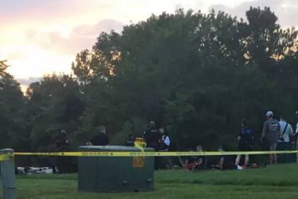 LLegaron al lugar seis patrulleros, un camión de bomberos y médicos de emergencia, porque sospechaban que se había cometido un homicidio