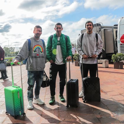 Llegaron Leo Messi, Ángel Di María y Leo Paredes para completar la plantilla de Lionel Scaloni