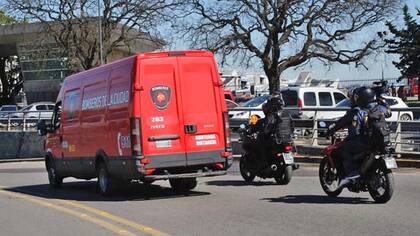 Con custodia el cuerpo es llevado a la morgue
