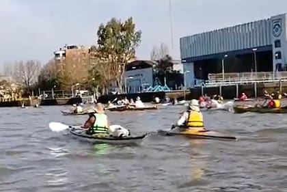 Llegó a Buenos Aires la caravana de kayaks que reclama se trate la Ley de Humedales en el Congreso