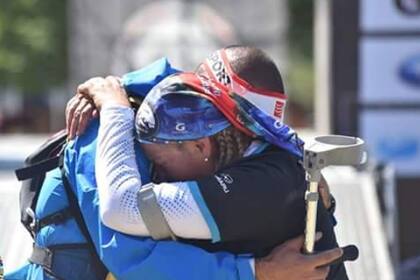 Llegó a la base del cerro, donde se encontraba el podio de llegada, sin sentir el lado sano de su cuerpo, adormecido por el dolor y el excesivo cansancio. Y celebró con su amigo Germán. 