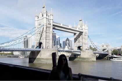 Llegó a Londres sola, sin trabajo, con visa, y con planes de instalarse en París.