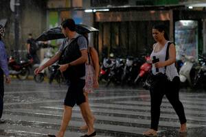Llegó la tormenta a la Ciudad: la temperatura bajó 14 grados y hay calles anegadas
