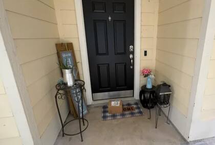 Llegó un paquete lleno de cheques a la puerta de su casa en Denton, Texas
