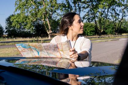 Lleva mapas impresos, revisa el pronóstico del tiempo, las condiciones de las rutas y las estaciones de servicio cercanas para viajar seguro.
