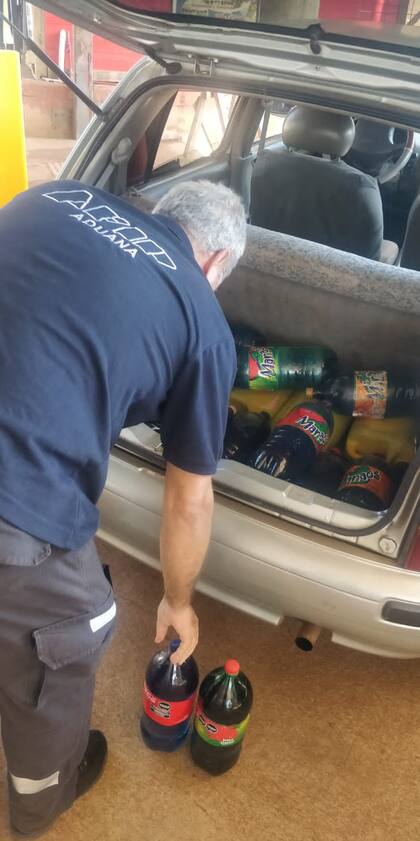 Llevaba 313 litros de nafta en botellas de gasesosa dentro del baúl de su auto