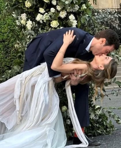 Llevados por la emoción, los novios protagonizaron otra postal romántica de su boda.