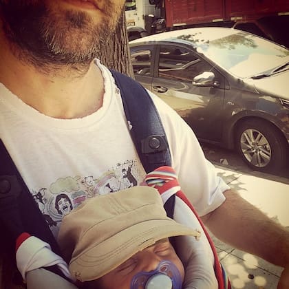 Llevando a Roy en la mochilita